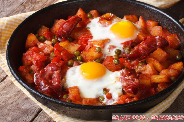 Huevos flamencos món ăn đặc trưng của Tây Ban Nha